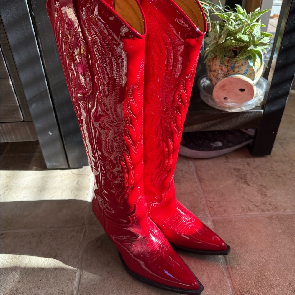 Toral bright red boots
